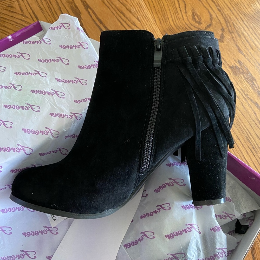 Forever brand Black Ankle boots size 10, New in Box